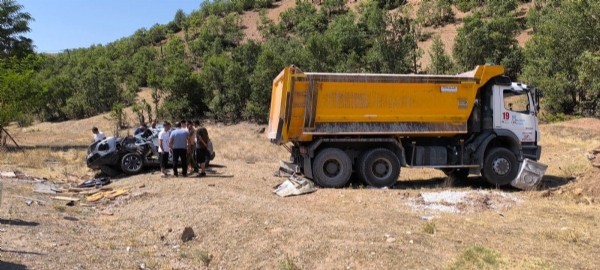 Tunceli'de kamyonla otomobil çarpıştı: 7 yaralı