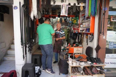 7 Metrekarelik Dükkanda 40 Yildir Ayakkabi Tamir Ediyor