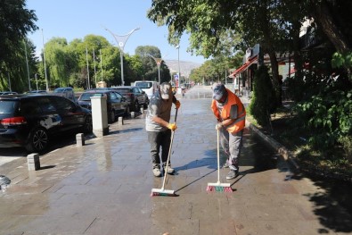 Belediye Ekiplerince Temizlik Çalismasi Yapildi