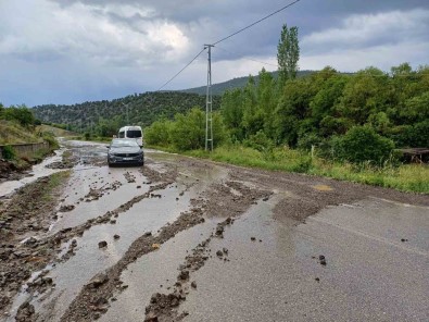 Beysehir'de Saganak Sele Neden Oldu, Karayolu Ulasima Kapandi