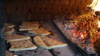 Bu Köyde Asirlardir Köyün Ekmek Ihtiyaci, Kadnilar Tarafindan Imece Usulü Hazirlaniyor