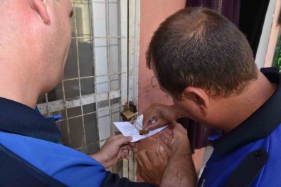 Bursa Yenisehir'de Kaçak Olarak Çalistirilan Yabanci Uyruklularin Dükkanlari Mühürlendi