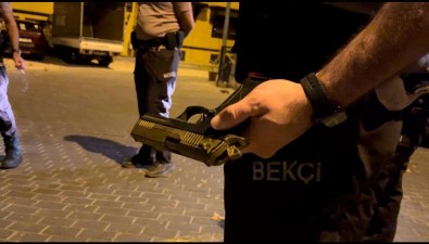 Devriye Atan Ekipleri Görünce Tabancayi Kaldirima Atti