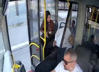Halk Otobüsünde Kalp Krizi Geçirdi, Ilk Müdahale Otobüs Içerisinde Yapildi