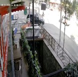 Motosikletle Hafif Ticari Araç Çarpisti, Kaza Ani Kameraya Yansidi Haberi