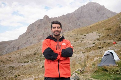 Aladaglar'da 30 Kilogramlik Kamp Yükü Ile Solo Zirve Faaliyeti Yapti