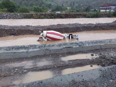 Arhavi'de Tasan Dere Beton Mikseri Devirdi