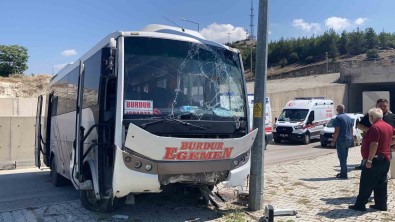Burdur'da Freni Patlayan Yolcu Midibüsü Üst Yoldan Otogar Içine Düstü Açiklamasi15 Yarali