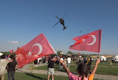 Çelik Kanatlarin Gösterisi Nefes Kesti