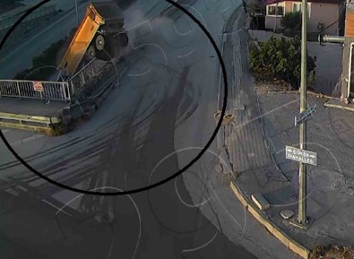 Hafriyat Kamyonunun 5 Metrelik Duvardan Uçtugu Anlar Kamerada