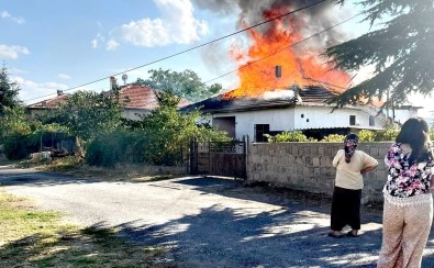 Müstakil Ev Yanginda Küle Döndü
