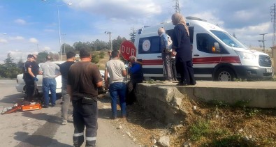 Otomobil Kaldirima Çarpti, Yaralilara Yoldan Geçen Saglik Ekibi Müdahale Etti
