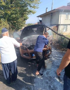 Sakarya'da Alev Alan Otomobil Kullanilamaz Hale Geldi