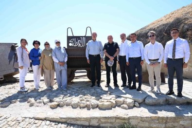 TBMM Baskani Numan Kurtulmus Ve AK Partili Ayhan Gider, Tarihi Alani Ziyaret Etti