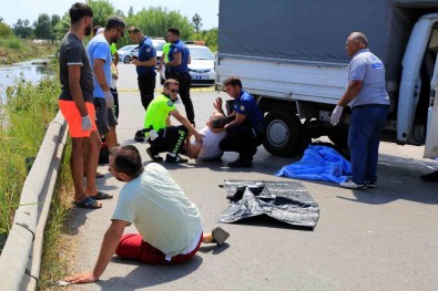 Antalya'da Feci Kaza, Kamyonetin Altinda Kalan Motosiklet Sürücüsü Hayatini Kaybetti