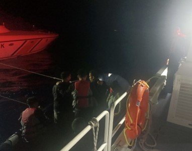 Ayvacik Açiklarinda Lastik Botlari Ariza Yapan Ve Sürüklenen 8 Kaçak Göçmen Kurtarildi