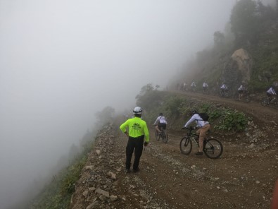 Dünyanin En Tehlikeli Yolunda Bisikletçilerin Güvenligini Saglayanlar Arasinda Anda Trabzon Ekibi De Vardi