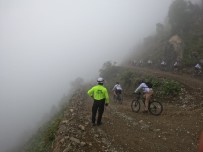 Dünyanin En Tehlikeli Yolunda Bisikletçilerin Güvenligini Saglayanlar Arasinda Anda Trabzon Ekibi De Vardi