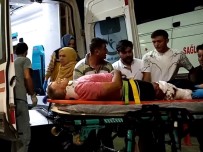 Hafif Ticari Araç Ile Motosiklet Çarpisti Açiklamasi 1'I Agir 2 Yarali Haberi