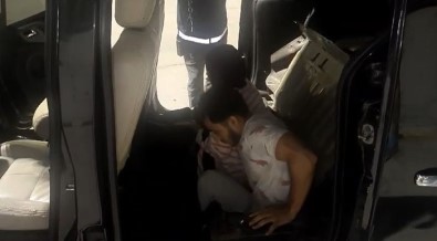 Hafif Ticari Aracin Arka Koltugunun Altindan 2 Kaçak Göçmen Çikti