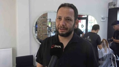 Kanser Olan Müsterisine Destek Olmak Isteyen Kuaför Kendi Saçini Da Kazidi