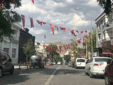 Kars'ta Zafer Bayrami Öncesinde Caddeler Bayraklarla Donatildi