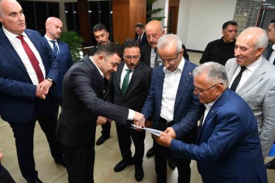 Kayseri OSB Baskani Yalçin, Bakan Uraloglu'na Sanayicinin Taleplerini Içeren Dosya Sundu
