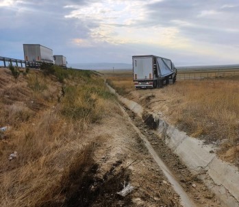 Konya'da Yoldan Çikan Tir Tarlaya Girdi Açiklamasi 1 Yarali