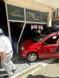 Yalova'da Kontrolden Çikan Otomobil Emlak Dükkanina Girdi Haberi