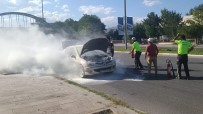Yanan Otomobili Trafik Polisleri Yangin Tüpüyle Söndürdü Haberi