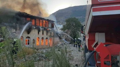 Alevlere Teslim Olan 2 Ahsap Ev Kullanilmaz Hale Geldi