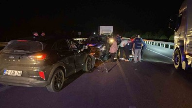 Burdur-Antalya Karayolu'nda 2 Otomobil Kafa Kafaya Çarpisti Açiklamasi 5 Yarali