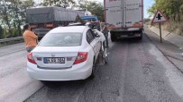 Bursa'da Otomobil Kamyona Arkadan Çarpti Açiklamasi 1'I Agir, 2 Yarali Haberi