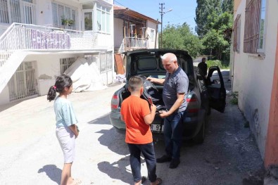 Depremzede Ögrencilere Okul Çantasi Hediyesi