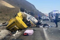 Erzincan'da 4 Kisinin Öldügü Kazanin Nedeni Tirin Patlayan Lastigi Haberi