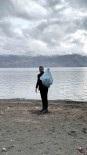 Hazar Gölü Çevresindeki Çöpleri Elleri Ile Tek Tek Topladi Haberi