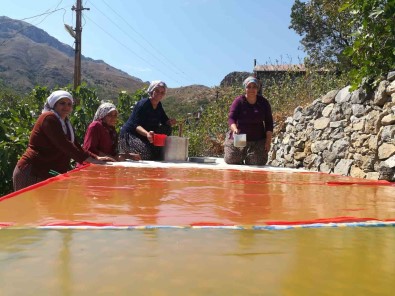 Kadinlarin Zorlu Pestil Yapimi Imece Usulü Ile Eglenceli Hale Geliyor