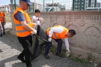 Kars Belediye Baskani Senger, Çevre Temizligine Katildi Haberi