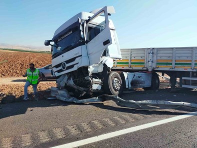 Mardin'de Bariyerlere Çarpan Tir Sürücüsü Yaralandi