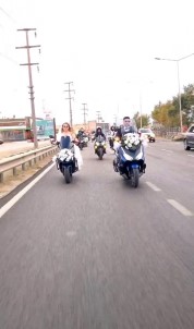 Motosiklet Tutkunu Çiftin Konvoyu