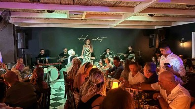 Sanatçi Dönmez'den Bodrum'da Unutulmaz Gece