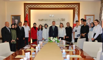 Vali Eldivan, YKS Ve LGS'de Basarili Olan Ögrencileri Ödüllendirdi