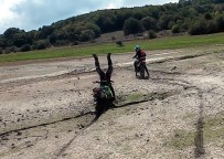 Çamura Saplanan Motosikletli Böyle Takla Atti Açiklamasi Arkadaslari Kahkahaya Boguldu Haberi