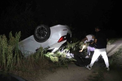 Çarpisan Otomobillerden Biri Takla Atarak Kanala Devrildi Açiklamasi 2 Yarali