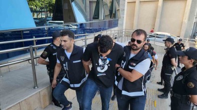 Lüks Aracin Kundaklandigi Olayda 6 Süpheliden 4'Ü Tutuklandi