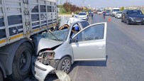 Otomobil Park Halindeki Tira Çarpti, 21 Yasindaki Genç Kiz Yasamini Yitirdi Haberi