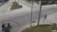 Otomobille Çarpisan Motosiklet Sürücüsünün Havaya Uçtugu Anlar Kamerada Haberi