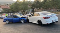 Otomobillerin Çarpistigi Kazada 2 Kisi Yaralandi