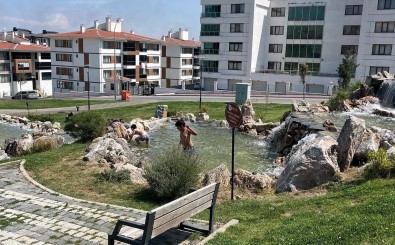 Sicaktan Bunalan Çocuklar Süs Havuzuna Girdi