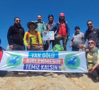 Vanli 12 Dogasever Resko Zirvesi'ne Tirmandi Açiklamasi 'Van Gölü Temiz Kalsin Kirlenmesin' Pankarti Açtilar